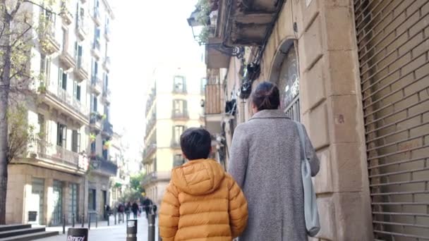 Genç Anne Oğluyla Sokakta Yürüyor — Stok video