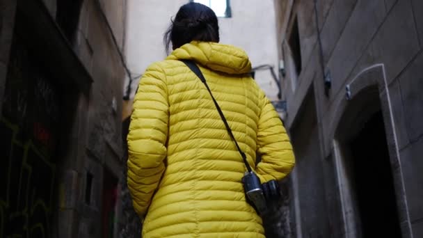 Vista Trasera Mujer Joven Con Cámara Caminando Ciudad — Vídeos de Stock