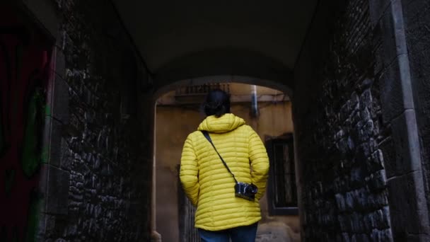 Vista Trasera Mujer Joven Con Cámara Caminando Ciudad — Vídeo de stock