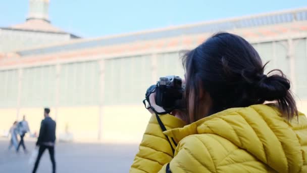 Mujer Joven Tomando Fotos Estación Tren Ciudad — Vídeos de Stock