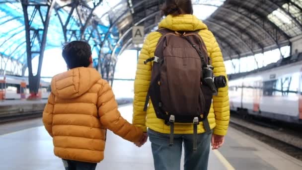 Νεαρή Μητέρα Ταξιδιώτη Γιο Περπάτημα Στην Πλατφόρμα Στο Σιδηροδρομικό Σταθμό — Αρχείο Βίντεο