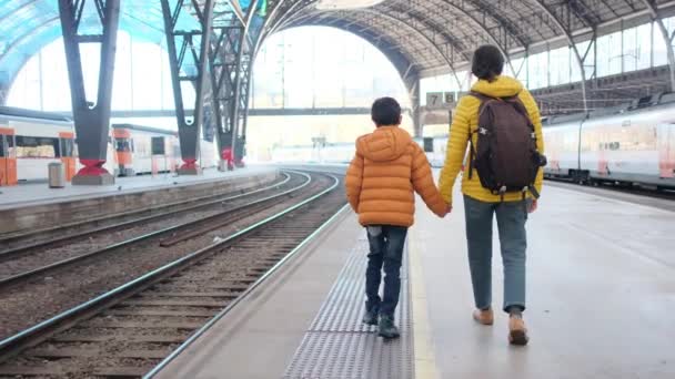 Joven Madre Viajero Con Hijo Caminando Plataforma Estación Tren — Vídeo de stock