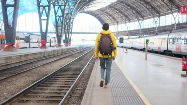 Ung Kvinna Resenär Med Ryggsäck Promenader Plattform Tågstationen — Stockvideo