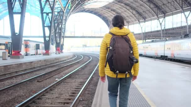 Sırt Çantalı Genç Bir Kadın Yolcu Tren Istasyonunda Yürüyor — Stok video