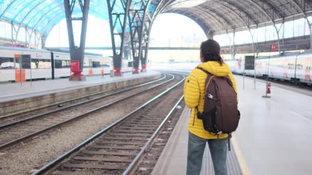 Giovane Viaggiatrice Con Zaino Attesa Treno Sulla Piattaforma — Video Stock