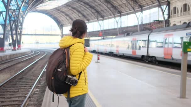 Tren Istasyonunda Sırt Çantalı Genç Bir Kadın Gezgin — Stok video