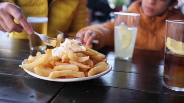 Aproape Farfurie Mâncare Delicioasă Într Restaurant Femeie Băiat Mâncând Cartofi — Videoclip de stoc