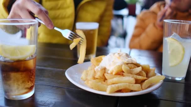 Aproape Farfurie Mâncare Delicioasă Într Restaurant Femeie Băiat Mâncând Cartofi — Videoclip de stoc