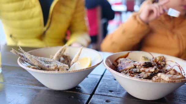 Primer Plano Plato Deliciosa Comida Restaurante Mujer Niño Comiendo Comida — Vídeos de Stock