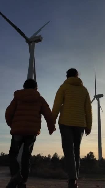 Ung Mor Med Son Landet Promenader Till Vindkraftverk Vid Solnedgången — Stockvideo