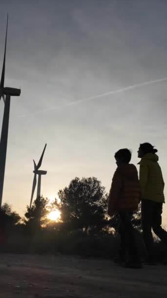 Madre Joven Con Hijo Campo Caminando Turbinas Eólicas Atardecer Concepto — Vídeos de Stock
