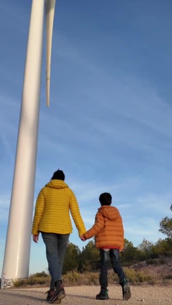 Jonge Moeder Met Zoon Het Platteland Wandelen Naar Windturbines — Stockvideo