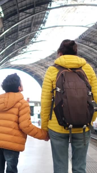 駅のプラットホーム上の息子と若い母の旅行者 — ストック動画