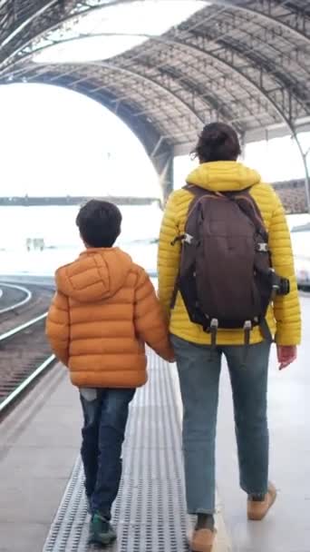 Молода Мати Мандрівник Сином Платформі Вокзалі — стокове відео