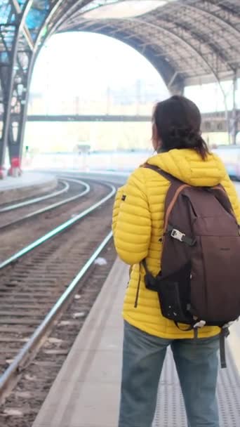 Ung Kvinna Resenär Med Ryggsäck Tågstationen Plattform — Stockvideo