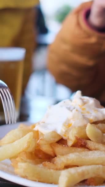 Aproape Farfurie Mâncare Delicioasă Într Restaurant Mâncând Cartofi Familie Sos — Videoclip de stoc