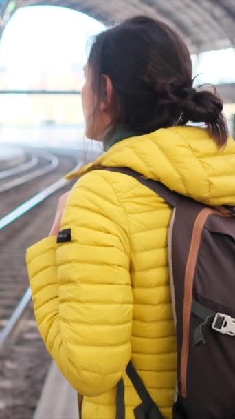 年轻妇女背着背包在火车站站台上旅行 — 图库视频影像