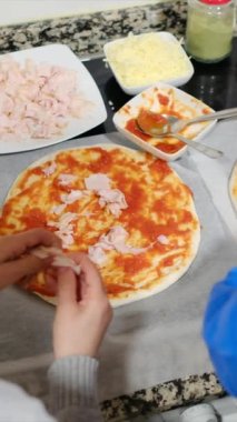 Ailenin evde pizza hazırlarken çekilmiş videosu.