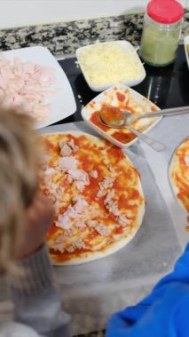 Ailenin evde pizza hazırlarken çekilmiş videosu.