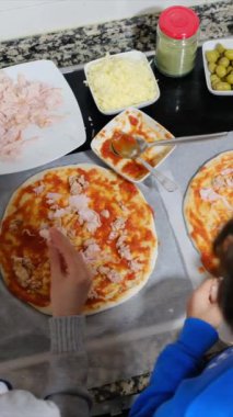 Ailenin evde pizza hazırlarken çekilmiş videosu.