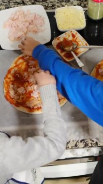 Ailenin evde pizza hazırlarken çekilmiş videosu.