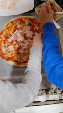 Ailenin evde pizza hazırlarken çekilmiş videosu.