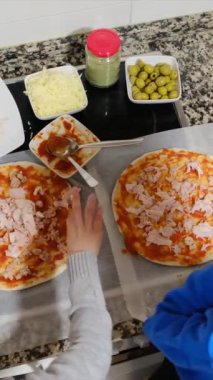 Ailenin evde pizza hazırlarken çekilmiş videosu.