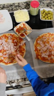 Ailenin evde pizza hazırlarken çekilmiş videosu.