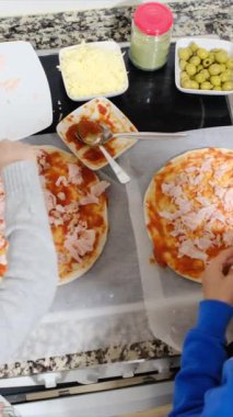 Ailenin evde pizza hazırlarken çekilmiş videosu.