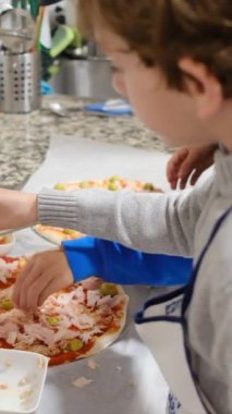 Ailenin evde pizza hazırlarken çekilmiş videosu.