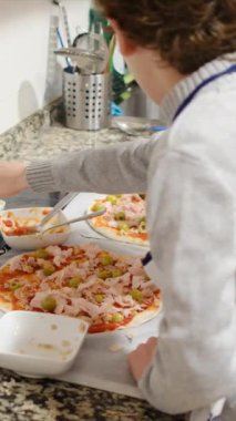 Ailenin evde pizza hazırlarken çekilmiş videosu.