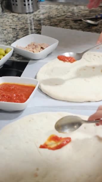 Przycięte Wideo Rodziny Przygotowującej Pizzę Razem Domu — Wideo stockowe