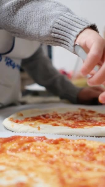 Przycięte Wideo Rodziny Przygotowującej Pizzę Razem Domu — Wideo stockowe
