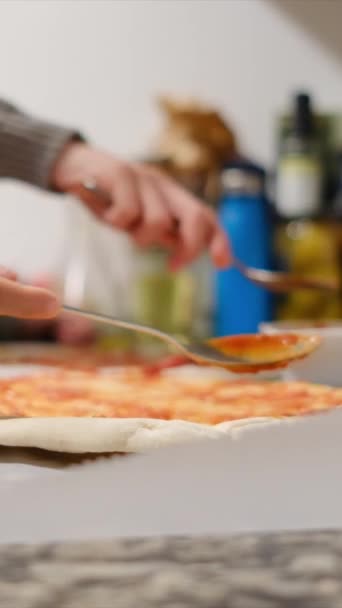 Vidéo Recadrée Famille Préparant Pizza Ensemble Sur Cuisine Maison — Video