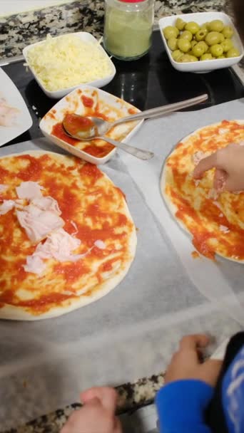 Vídeo Cortado Família Preparando Pizza Juntos Cozinha Casa — Vídeo de Stock