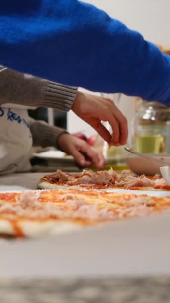 Vídeo Recortado Familia Preparando Pizza Juntos Cocina Casa — Vídeos de Stock