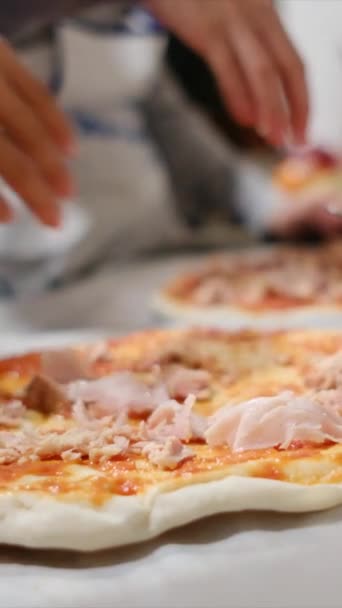 Ausgeschnittenes Video Von Familie Die Gemeinsam Der Küche Hause Pizza — Stockvideo