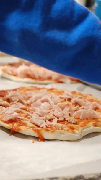 Oříznuté Video Rodiny Připravující Pizzu Společně Kuchyni Doma — Stock video