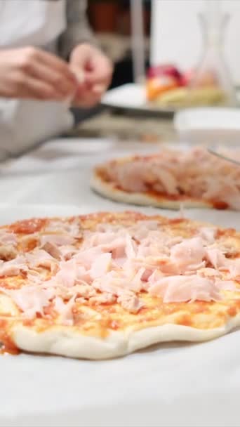 Gesneden Video Van Familie Bereiden Pizza Samen Keuken Thuis — Stockvideo