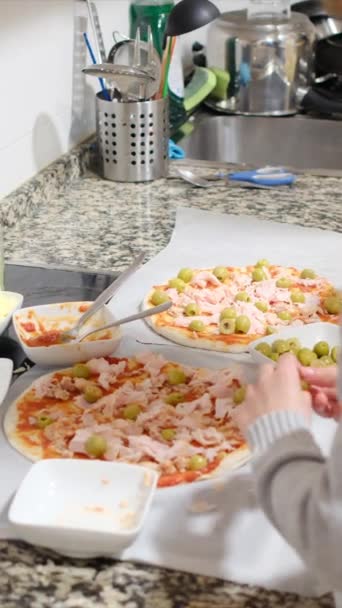 Vídeo Recortado Familia Preparando Pizza Juntos Cocina Casa — Vídeo de stock