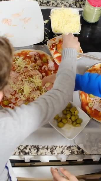 Dva Kluci Připravují Lahodné Pizzy Kuchyni — Stock video