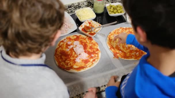 两个男孩子在厨房里准备美味的披萨 — 图库视频影像