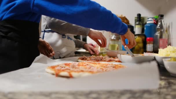 Zwei Jungen Bereiten Leckere Pizzen Der Küche — Stockvideo