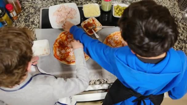 Twee Jongens Bereiden Heerlijke Pizza Keuken — Stockvideo
