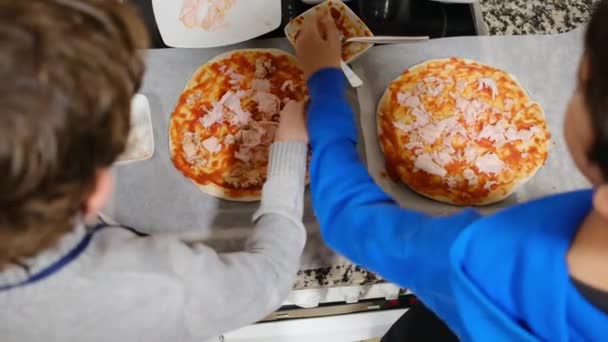 Due Ragazzi Che Preparano Deliziose Pizze Cucina — Video Stock