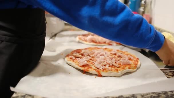 Dwóch Chłopców Przygotowujących Pyszne Pizze Kuchni — Wideo stockowe