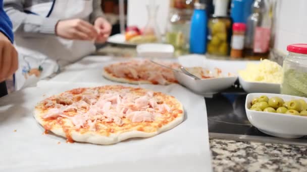 Twee Jongens Bereiden Heerlijke Pizza Keuken — Stockvideo
