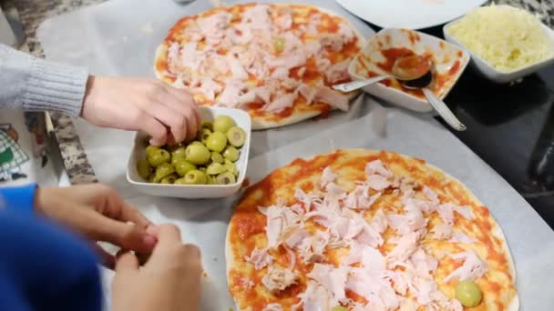 Dva Kluci Připravují Lahodné Pizzy Kuchyni — Stock video
