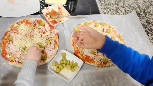Dwóch Chłopców Przygotowujących Pyszne Pizze Kuchni — Wideo stockowe