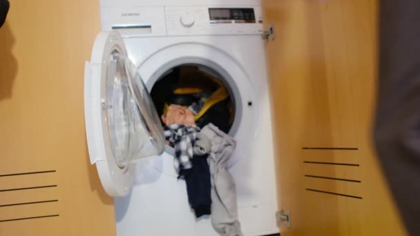 Pria Mencuci Pakaian Anak Anak Mesin Cuci Melanggar Konsep Gender — Stok Video